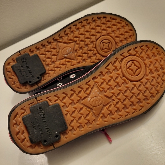 Heeleys Kids Black Pink Sneakers - Picture 5 of 11